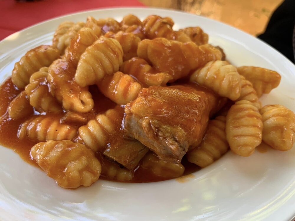 Osteria da Ersilia a Perito, gnocchi al ragù di maiale