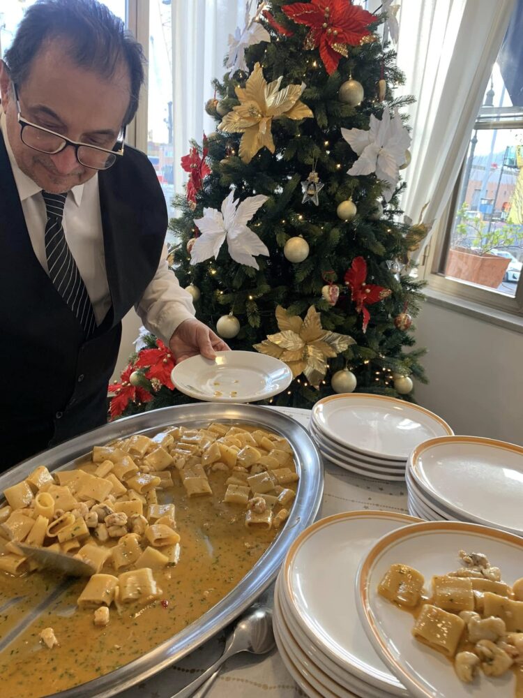 Ristorante del Golfo, il servizio dei paccheri alla pescatrice