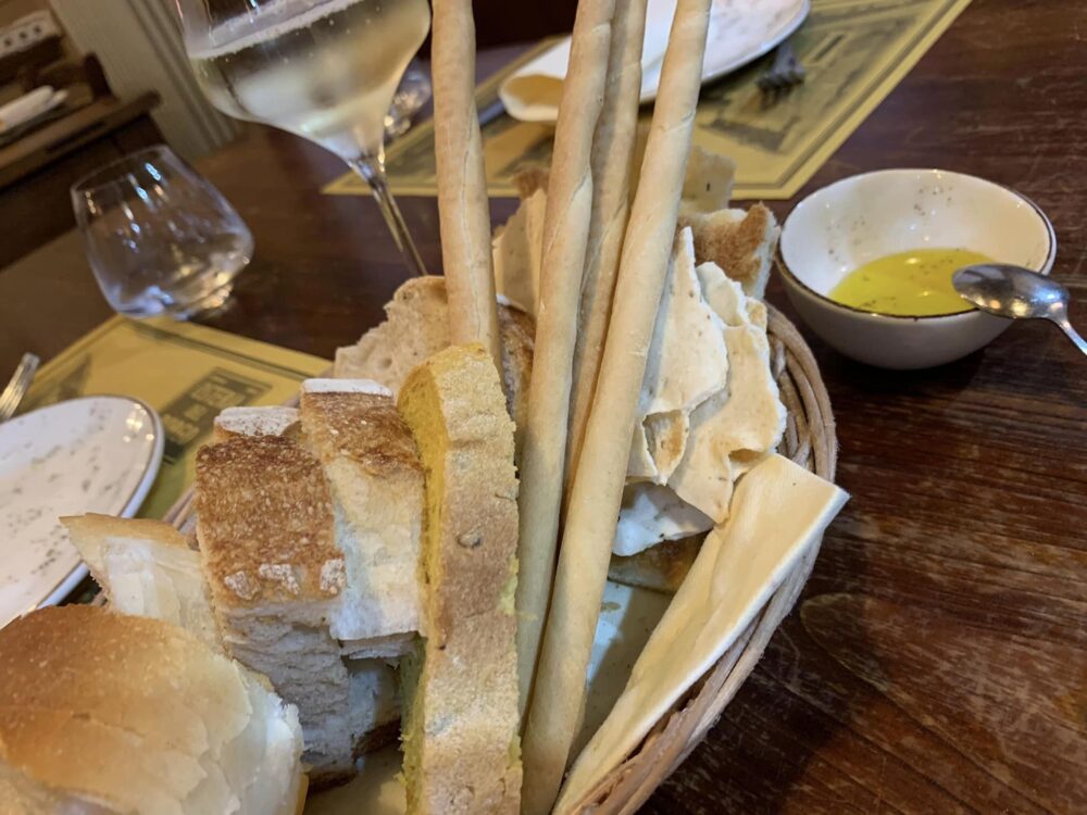 Osteria del Borgo a Cesano, pane, crackers, grissini ed extravergine del reatino