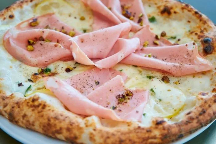 Pizza gourmet con burrata, mortadella e pistacchi