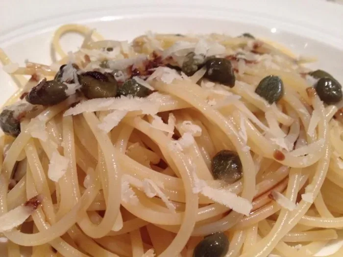 Arcangelo Dandini per Rummo | Spaghetti capperi, garum all'aglio e mosto  cotto - Luciano Pignataro Wine Blog