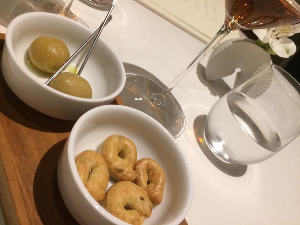 Abbruzzino, aperitivo, finte olive con baccala e tarallini