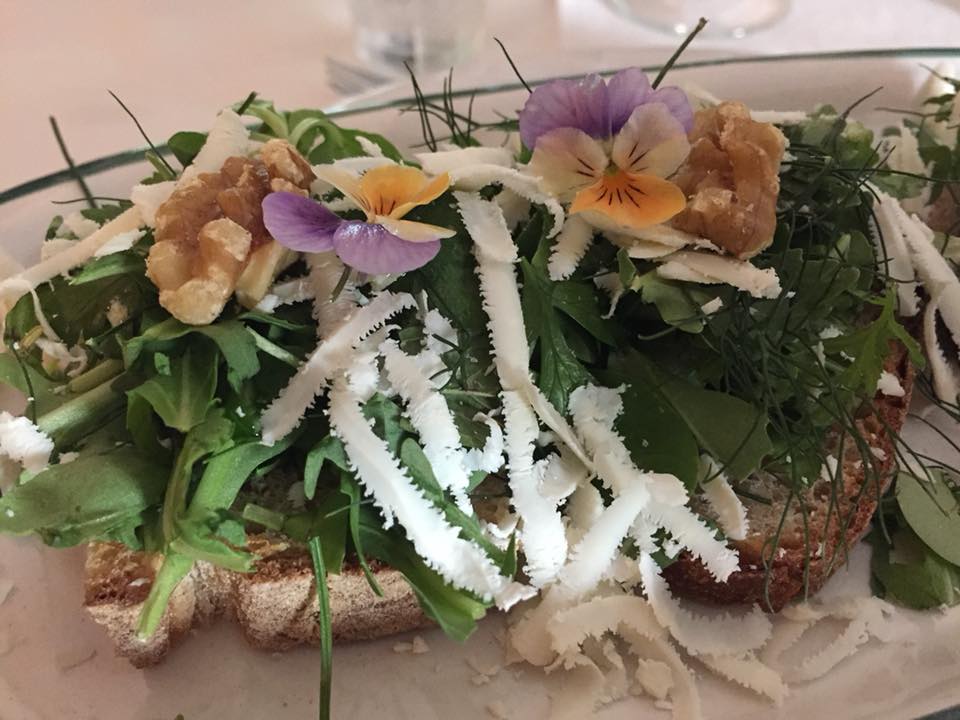 Corbella, bruschetta con erbe di campo, noci e cacioricotta