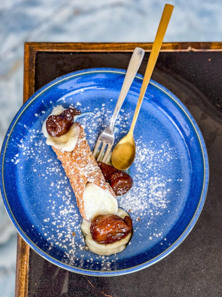 Cannolo con crema di ricotta di bufala e i fichi al rhum - Anema e Pizza