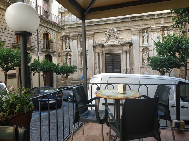 Iudica & Trieste - i tavoli all'esterno e la Chiesa del Gesu'