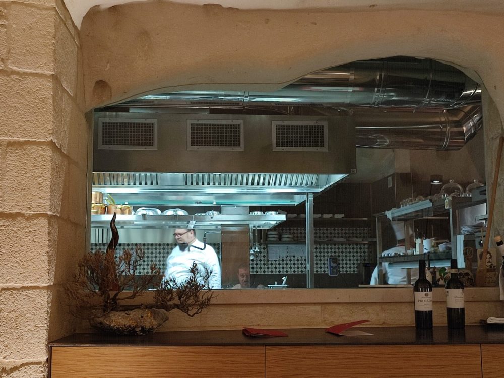 VITANTONIO LOMBARDO - Lo chef nella cucina a vista
