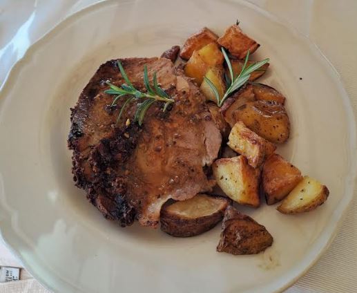 Agriturismo Il Gruccione - Maialino in crosta di pistacchio con patate al forno