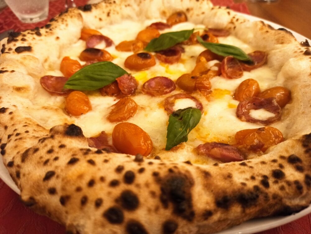 Al Borgo Pizzeria Gourmet - La Bufalina Gialla con Salame piccante artigianale