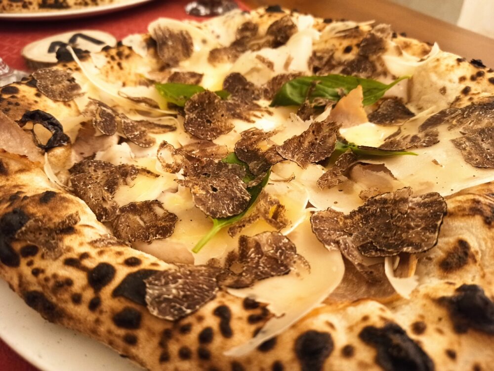 Al Borgo Pizzeria Gourmet - La Pizza con il Tartufo fresco