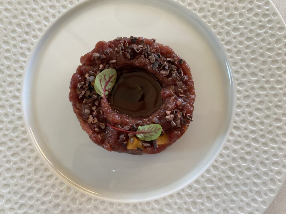 Sottovoce - Tartare anatra, albicocca fermentata, grue di cacao, erba di ghiaccio