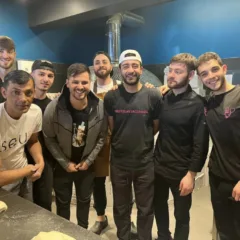 Pier Daniele con la squadra della pizzeria