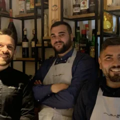 TerraFerma Salerno, lo chef Alessandro Avossa con i ragazzi di sala