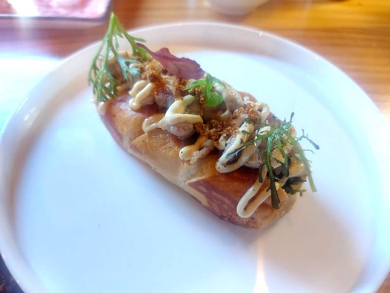 Bistro' REI, Hot Dog Mare, pan brioche, iceberg mazzancolle in tempura, mayo alga marina