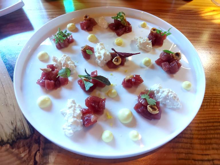 Bistrò REI, tartare di tonno rosso, stracciatella di bufala, nocciola, mayo al limone pane