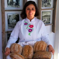 Monica Mancini con il suo pane con lievito madre