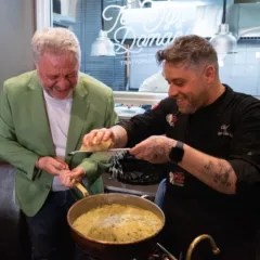 Lo Chef stella Michelin Peppe Guida e Antonio Castellano con la pasta e piselli cento giorni