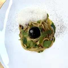 Spaghetto, estratto di melanzana e aria di parmigiano di Simone Pino