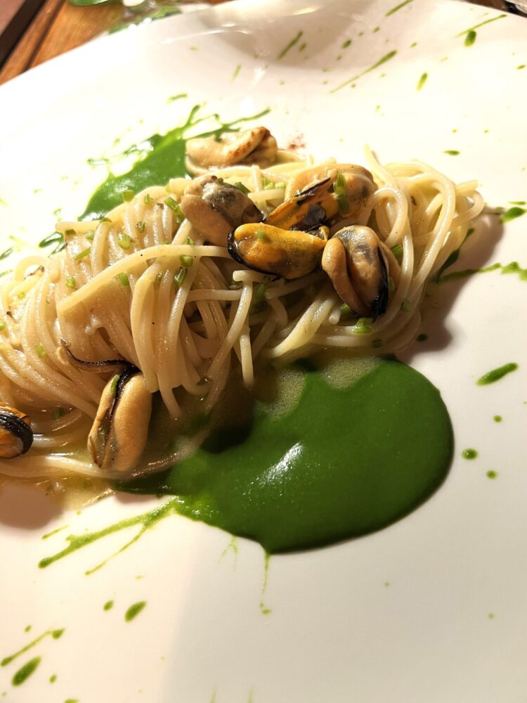 Spaghetto aglio olio e peperoncino con cozze grigliate - Botania Relais & Spa