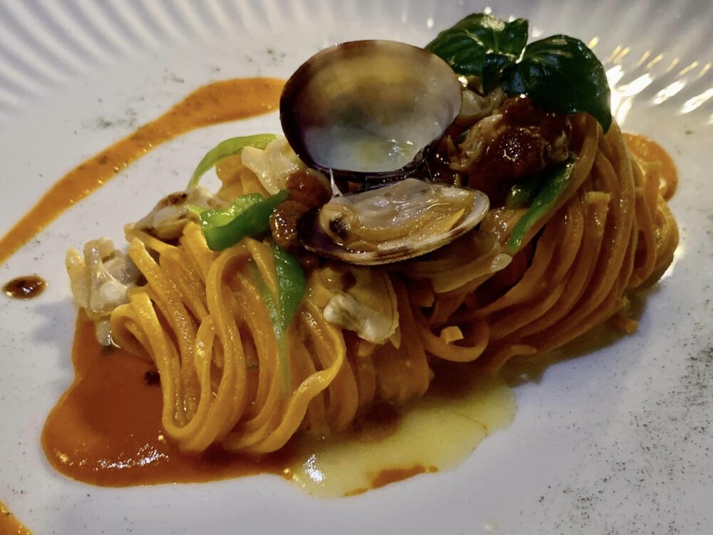 Il Buco a Sorrento, tagliolini con salsa di peperone imbottito, vongole e riccio