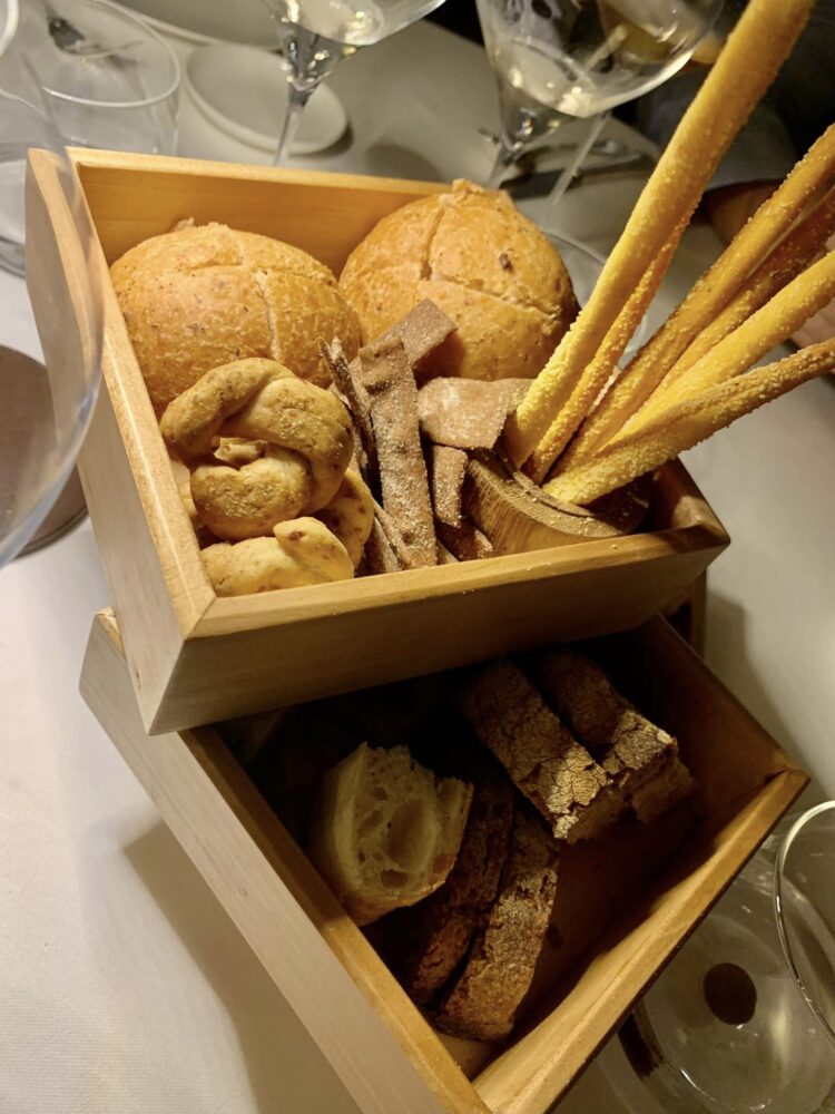 Il Buco a Sorrento, pane, grissini e taralli