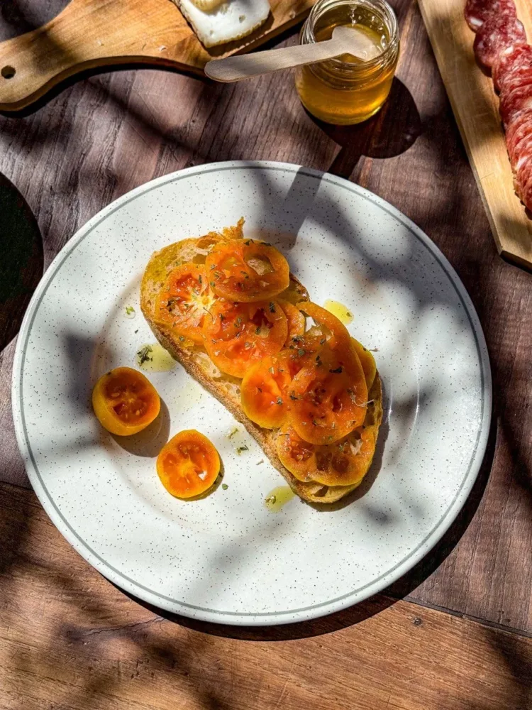 Pane, pomodoro giallo invernale, olio, sale e origano - Il Giardino Segreto