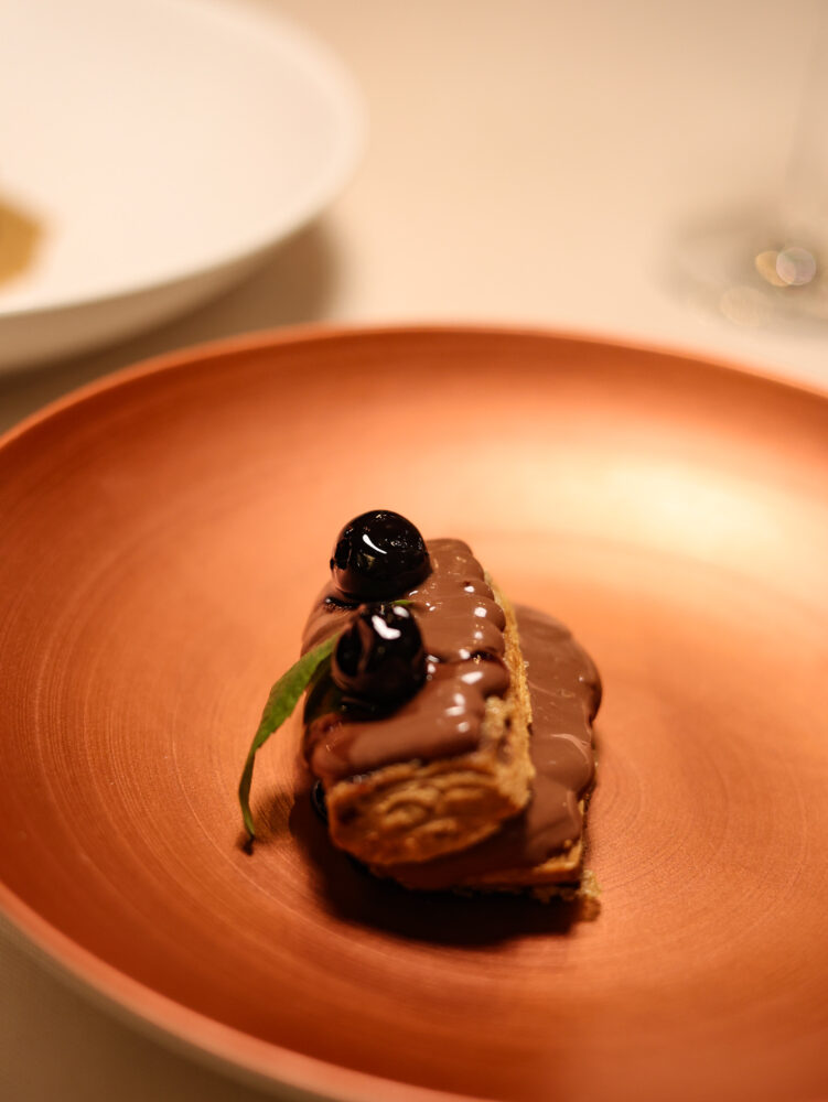 Peppe Guida , Millefoglie caramellata con cioccolato e amarene