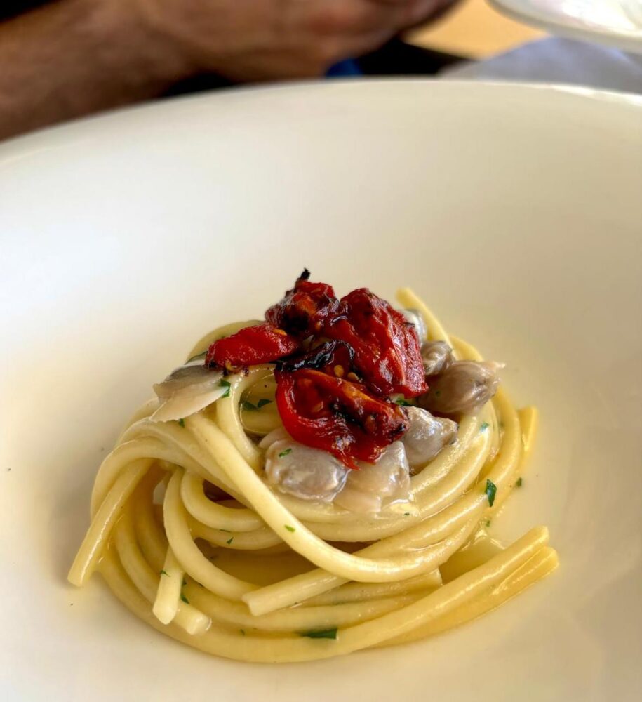 Uliassi - spaghetti affumicati, vongole e datterini arrostiti