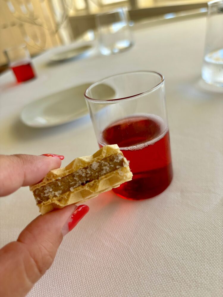 Uliassi, wafer di nocciole, fegato grasso e shot di kir royale