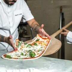 La pizza di Enzo Coccia in preparazione alla Pizzeria La Notizia