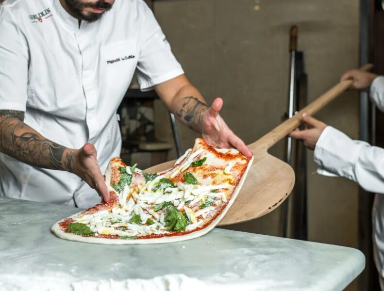 La pizza di Enzo Coccia in preparazione alla Pizzeria La Notizia