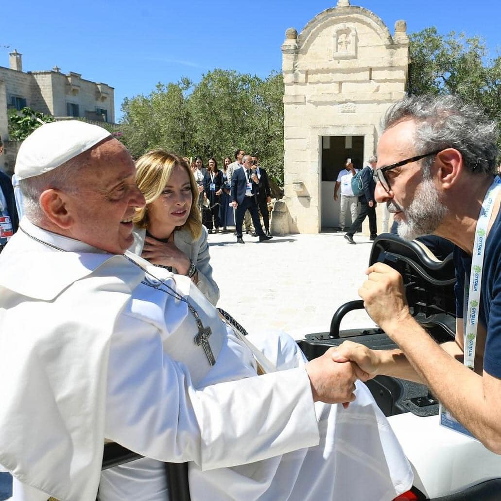Papa Francesco con la Premier Giorgia Meloni e Massimo Bottura