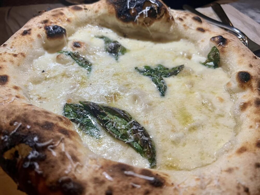 Una Pizza Napoletana- La pizza bianca con mozzarella di bufala della Campania, basilico e formaggio