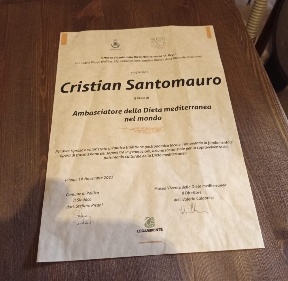 Certificato conferito a Cristian Santomauro di Amabasciatore della Dieta Mediterranea