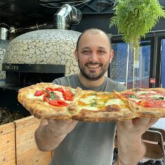 Chef Ciro Di Maio con la pizza ai tre pomodori