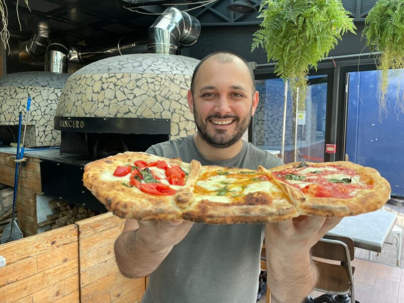 Chef Ciro Di Maio con la pizza ai tre pomodori