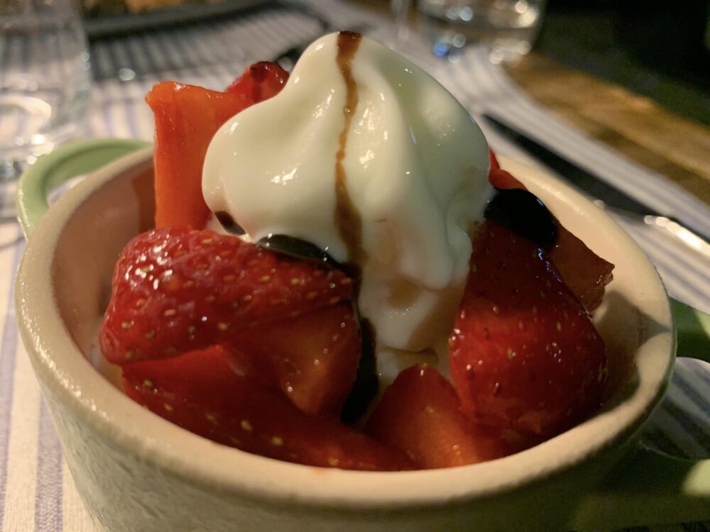 Mare Bistrot a Fiumicino, gelato fiordilatte e fragole