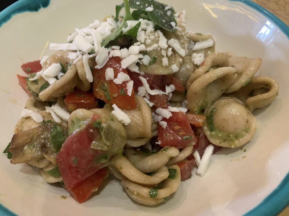  L'Orecchietta a Guagnano, le orecchiette in insalata con pesto, melanzane, pomodorini e ricotta salata