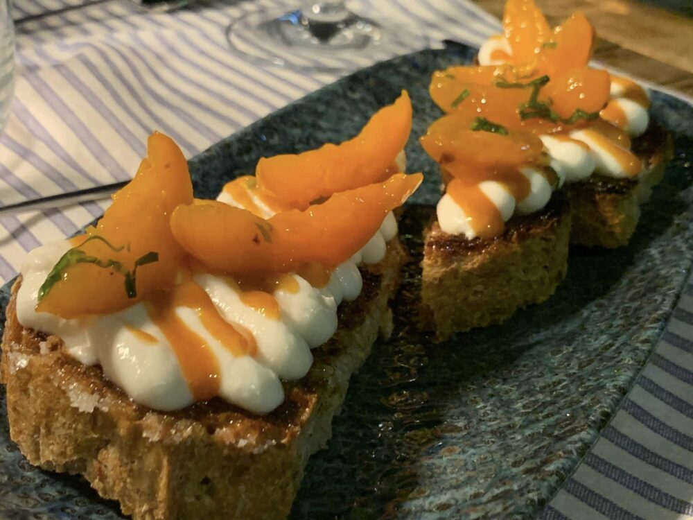 Mare Bistrot a Fiumicino, bruschetta con albicocca e ricotta