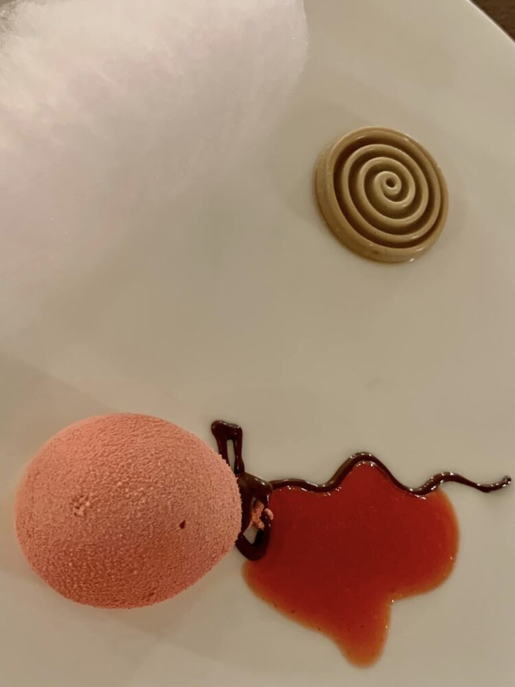 OSMO Cucina a Firenze, mousse ciliegia, cioccolato e mandorla con zucchero filato