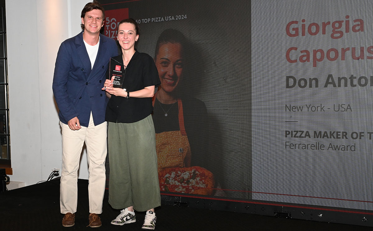 Gaspare Fracaro, Export Sales Manager di Ferrarelle, alla consegna del premio Pizza Maker of the Year 2024 - Ferrarelle Award a Giorgia Caporuscio, durante la cerimonia di premiazione di 50 Top Pizza USA 2024.