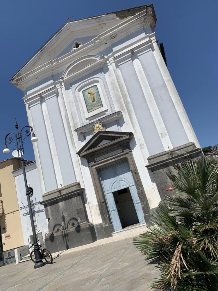 Gelateria Ikigai, la chiesa di San Pietro nell'omonima piazza