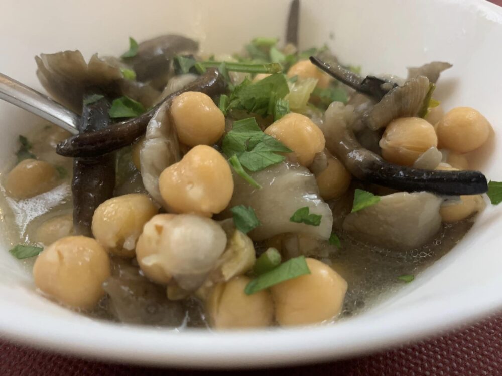 Taverna addo' Scialone, zuppetta di ceci e funghi chiodini