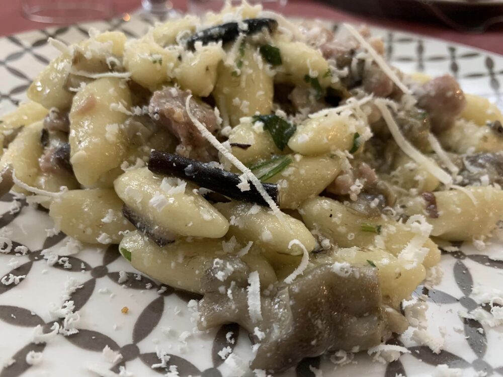 Taverna addo' Scialone, cavatelli funghi e salsiccia