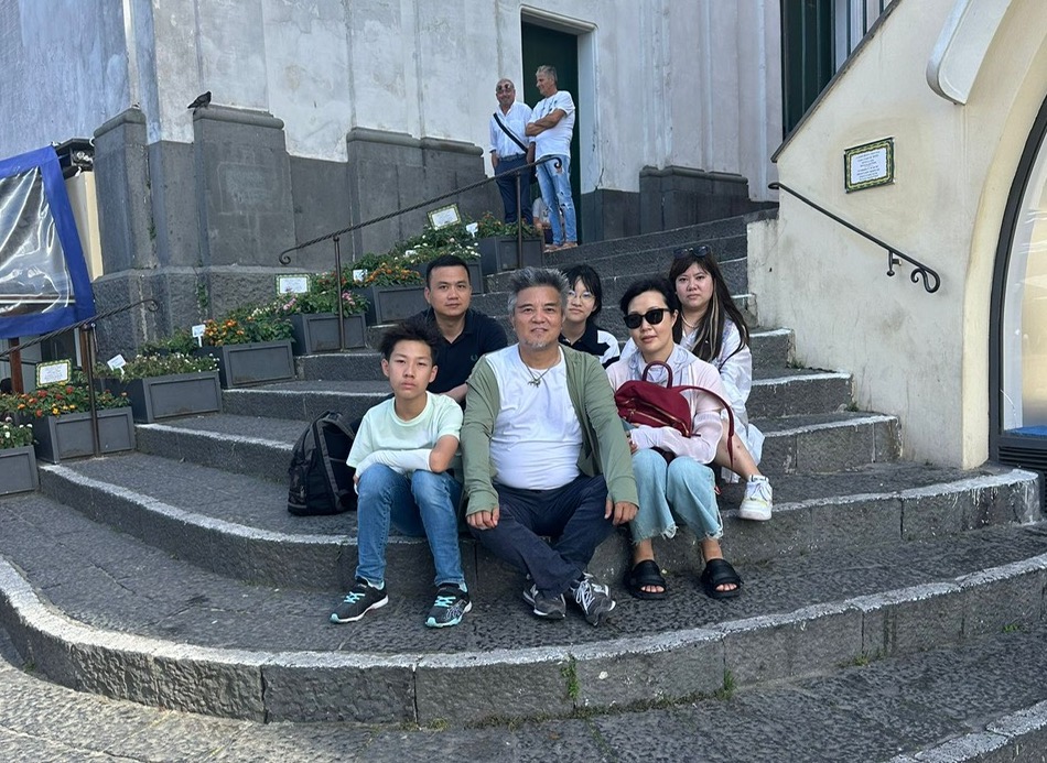Foto di famiglia per chef Zhaoguo nella piazzetta di Capri
