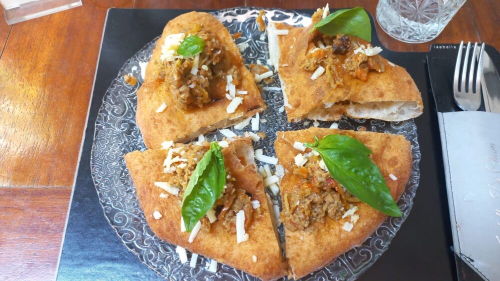 Pizza fritta aperta con genovese veg - Isabella De Cham Aversa