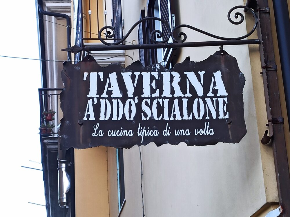 Taverna addo' Scialone - L'Insegna