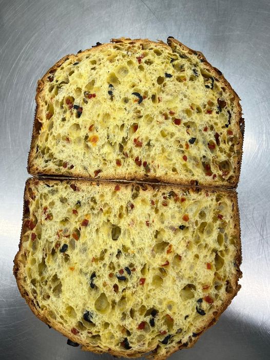 Il panforte cilentano della pasticceria la Ruota - panettone con olive e peperoni