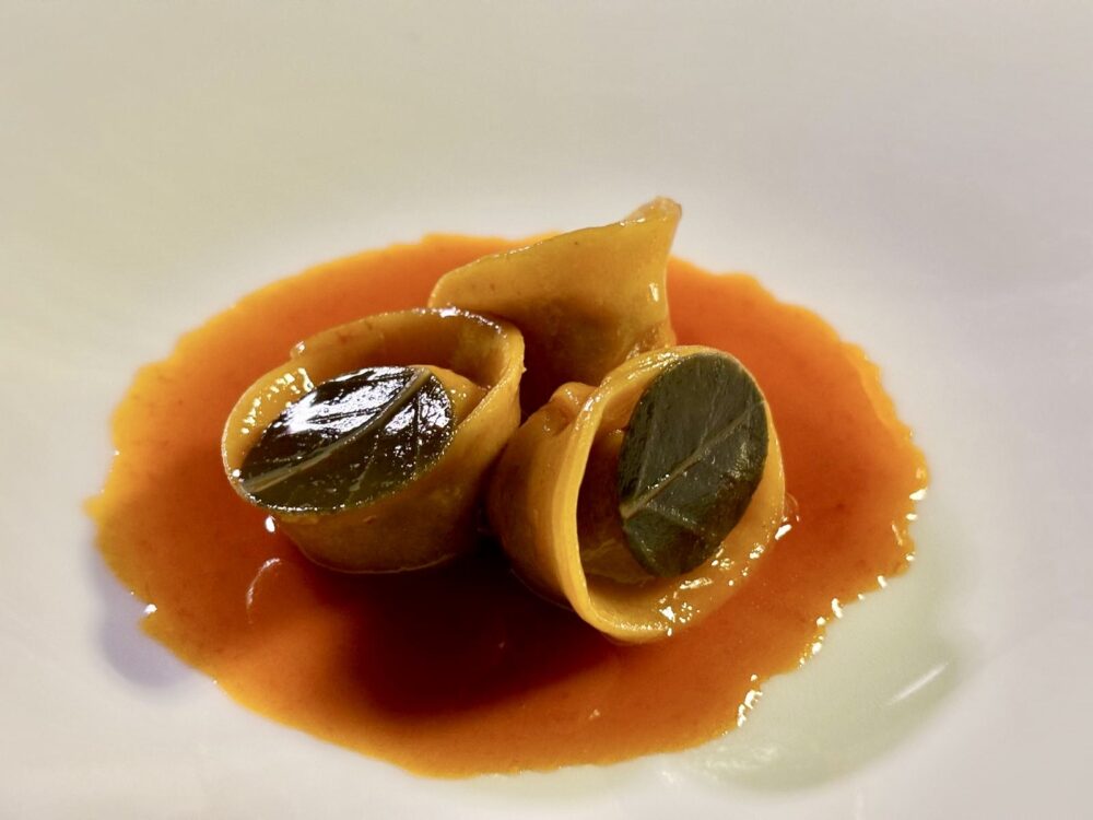 La Minerva, Cappellacci ripieni di genovese di tonno, con pomodoro, fondo di manzo e foglie di cappero