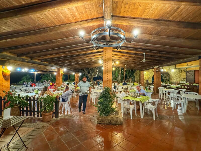 la sala esterna de la fattoria di Santa Maria di Castellabate