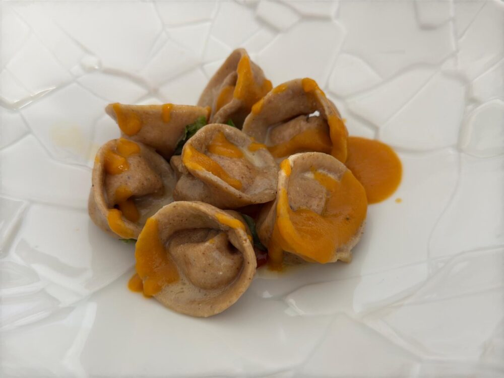 Cappellacci di grano arso, taleggio,peperone crusco, basilico Merak Foto di G. Laforgia